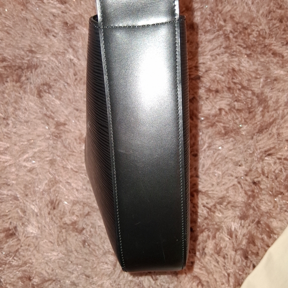Louis Vuitton Black Epi Leather Shoulder Bag - Picture 4 of 10